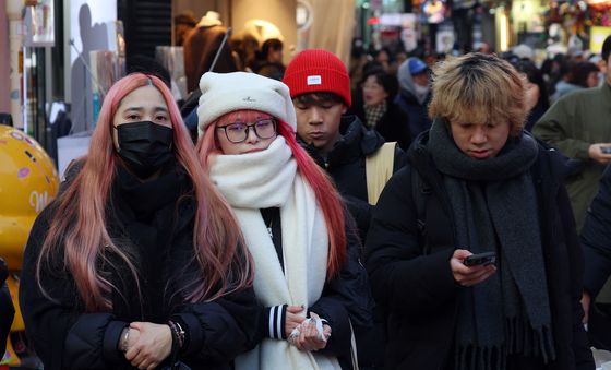 동지 앞두고 쌀쌀한 명동, 외국인 관광객 연말 나들이