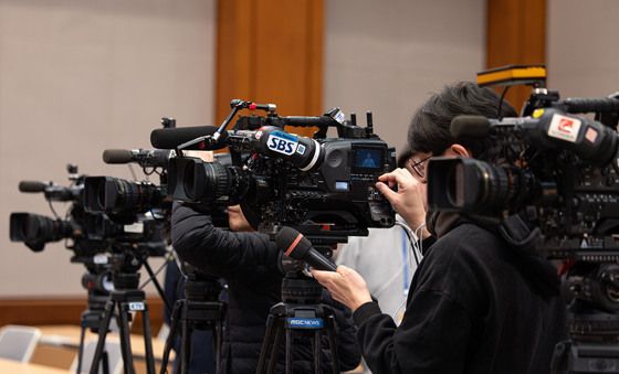 춘추관 브리핑룸에서 장비 점검 나선 취재진들