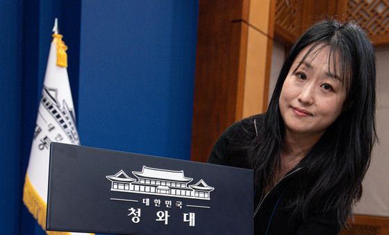 춘추관 브리핑룸 단상 업무표장 정돈