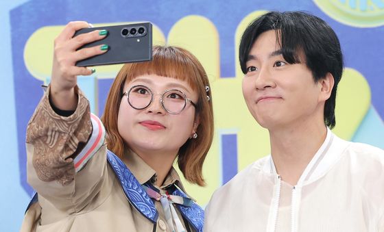 조수연·신윤승, 신상 트라이폴드로 'KBS 연예대상' 기념 촬영