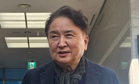 조사 마치고 취재진 질문에 답하는 김영환 충북지사