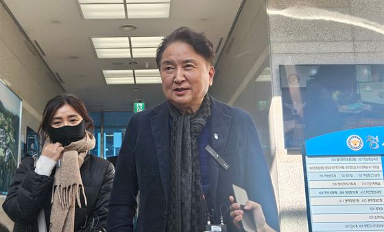 두번째 경찰 조사 마친 김영환 충북지사