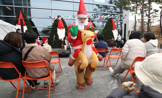 '추위 잊은 채' 성탄 축하공연