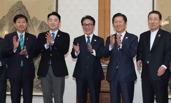 웃음으로 시작하는 고위당정협의회