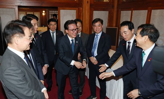 고위당정협의회에서 인사나누는 김민석 총리와 구윤철 부총리