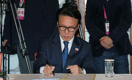 정청래 대표 발언 경청하는 김민석 총리