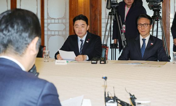 여당대표 발언 경청하는 총리와 대통령 비서실장