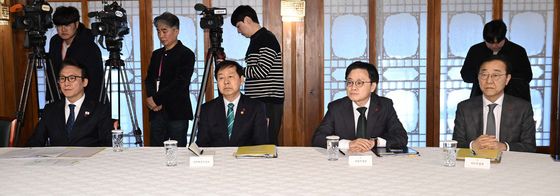 여당 대표 발언 경청하는 총리와 장관들