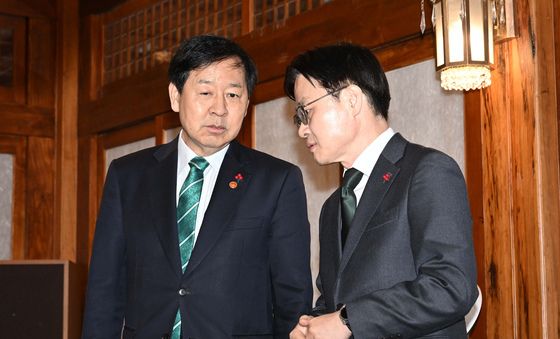 대화 나누는 구윤철-김정관