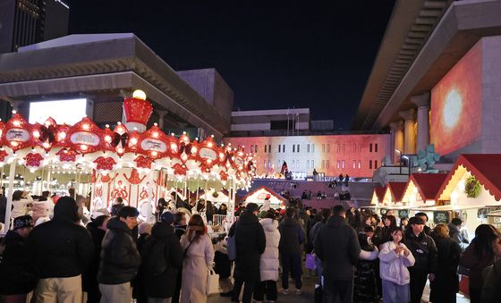 송년 분위기 속 세종문화회관 미디어파사드 전시