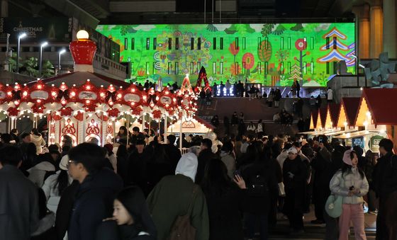 화려한 예술작 입은 세종문화회관