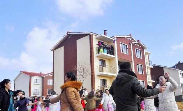 北 해주시 이목농장서 살림집 입사모임…"흥겨운 춤판"