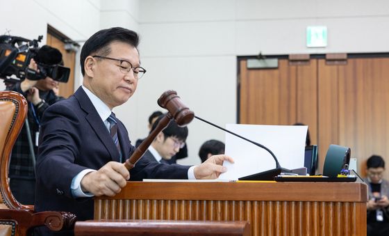 의사봉 두드리는 이양수 위원장