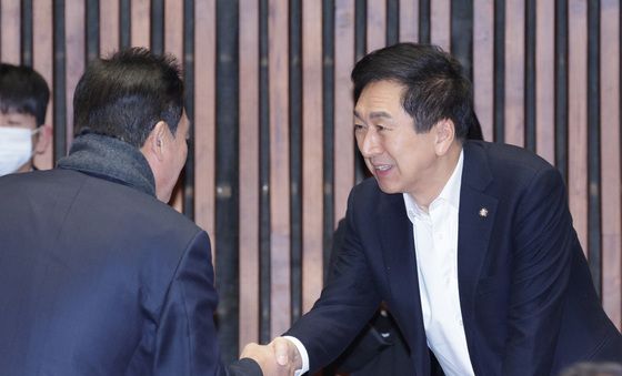 인사 나누는 김기현