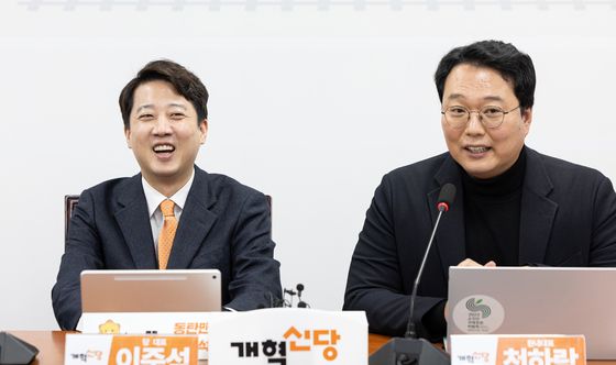 미소 짓는 이준석 대표