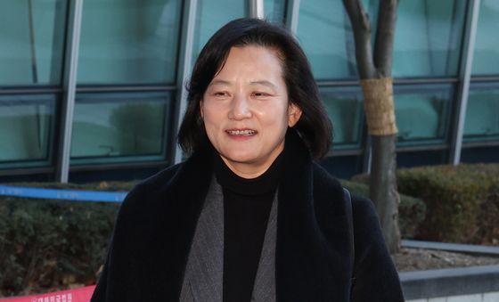 법정 향하는 정유미 검사장