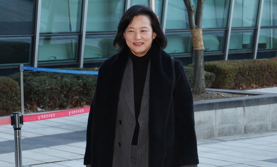 법무부 인사 집행정지 신청한 정유미 검사장, 행정법원 출석