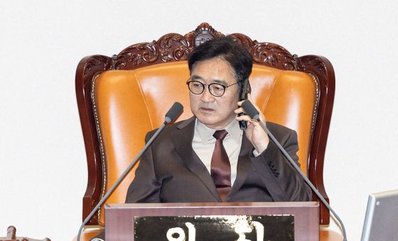 통화하는 우원식 국회의장
