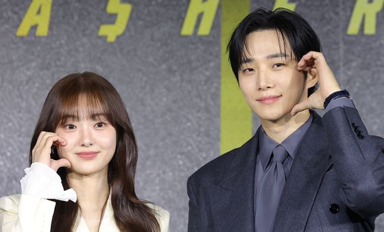 '캐셔로' 김혜준·이준호, 커플 볼 하트