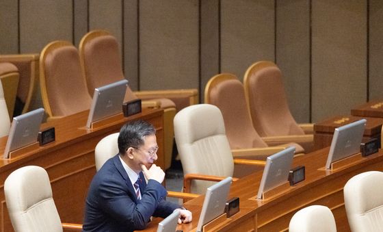 생각 잠긴 정성호 장관