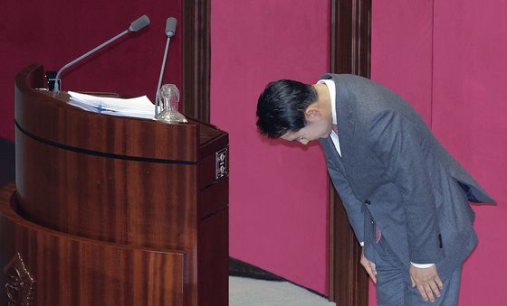 인사하는 장동혁 대표