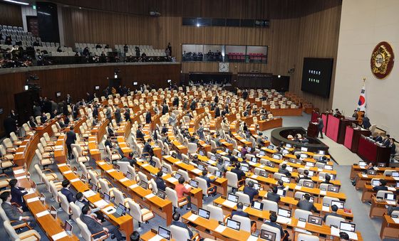 필리버스터 퇴장하는 더불어민주당