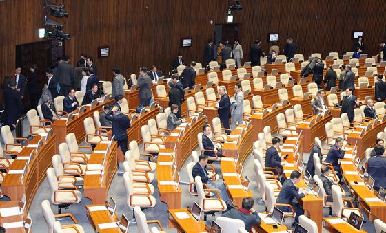 본회의장 나서는 민주당