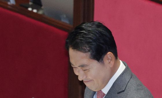 자료 들고 필리버스터 나선 장동혁