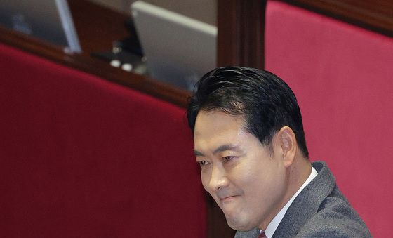 굳은 표정의 장동혁