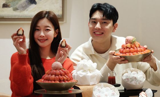 제철 과일 풍미 담긴 딸기 찹살떡과 딸기 빙수