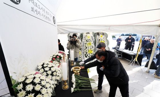 헌화하는 대표도서관 붕괴사고 유가족