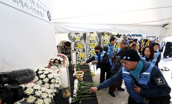 연대 의식으로 찾은 여객기 참사 유가족