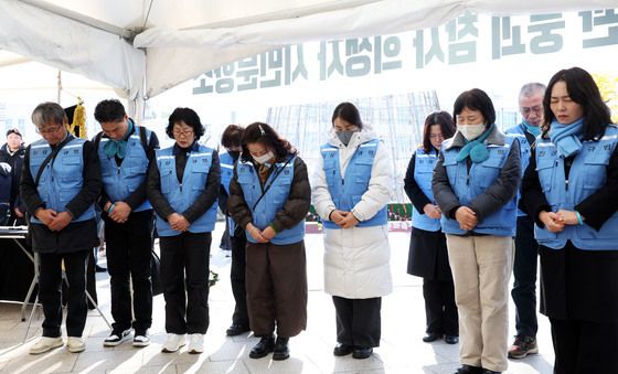 광주대표도서관희생자 분향소 찾은 여객기 참사 유가족