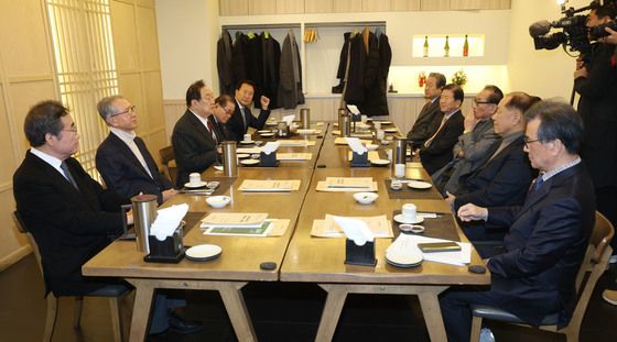 한자리에 모인 여야 정치권 원로들