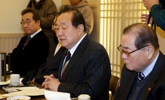 여야 정치권 원로모임 발언하는 정대철 헌정회장