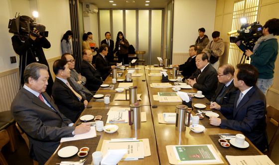 나라를 걱정하는 원로모임 간담회 발언하는 정대철 헌정회장