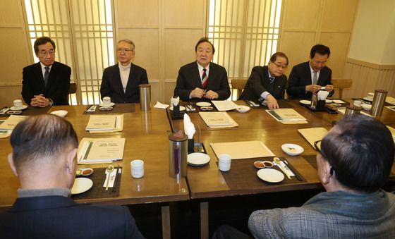 나라를 걱정하는 원로모임 간담회 발언하는 정대철 헌정회장