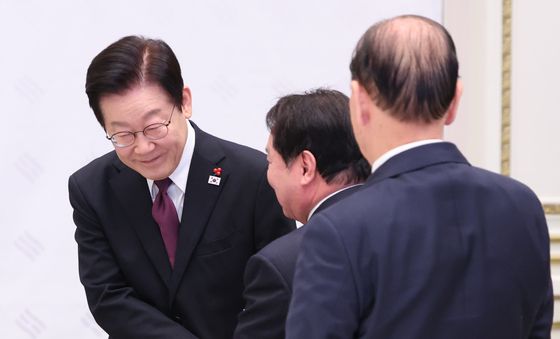 이석현 상임부회장과 인사 나누는 이재명 대통령