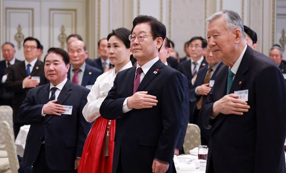 국민의례 하는 이재명 대통령