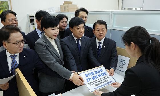 의안과에 제출되는 윤석열·김건희 2차 종합 특검법