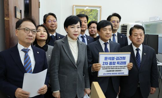 의안과 찾은 민주당 '윤석열·김건희 2차 종합 특검법 제출'