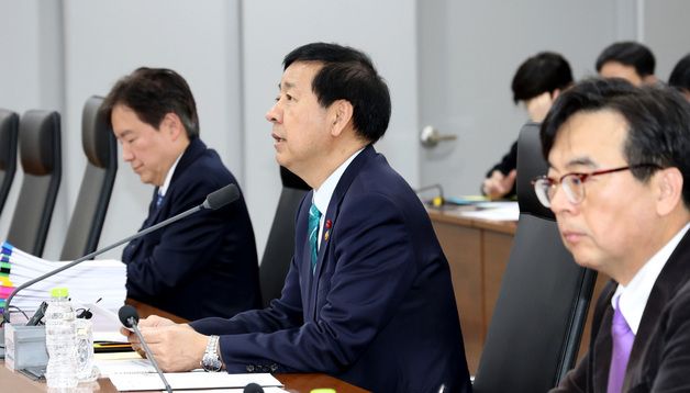 공급망안정화위원회 회의 주재하는 구윤철 부총리