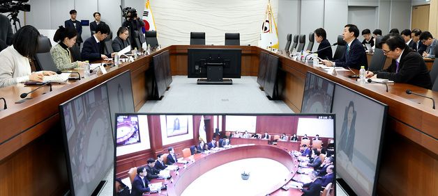 공급망안정화위원회 회의 주재하는 구윤철 부총리