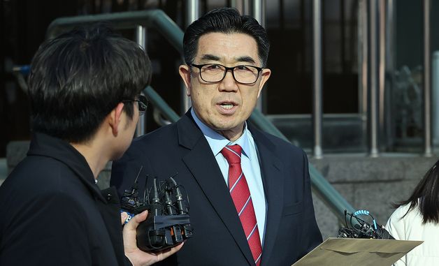 취재진 질문에 답변하는 김규환 전 의원의 대리인 장승호 씨