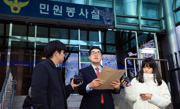 취재진 질문에 답변하는 김규환 전 의원의 대리인 장승호 씨