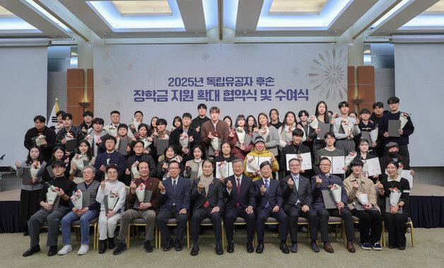 기념 촬영하는 권오을 장관