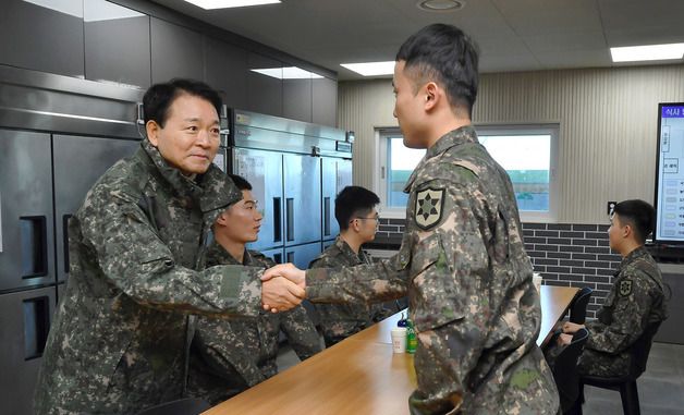 장병 격려하는 성일종 국방위원장