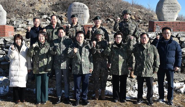 향로봉 경계작전중대 방문한 국회 국방위원들
