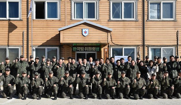 12사단 향로봉 경계작전중대 방문한 국회 국방위원들