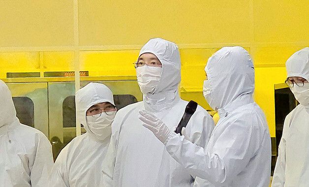 관계자 설명듣는 이재용 회장